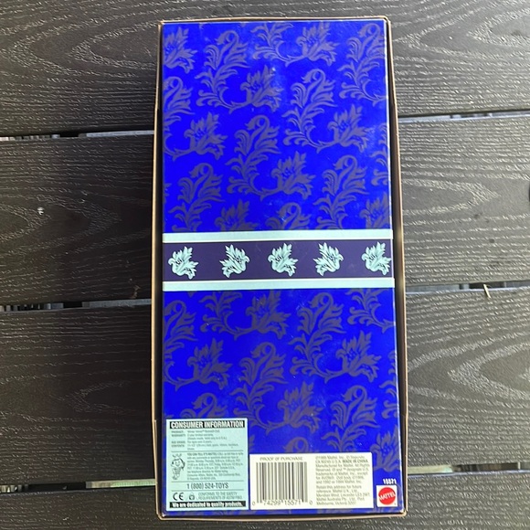 - NRFB Vintage 1995 AVON ~ Winter Velvet Barbie Doll ❄️ - Picture 9 of 16